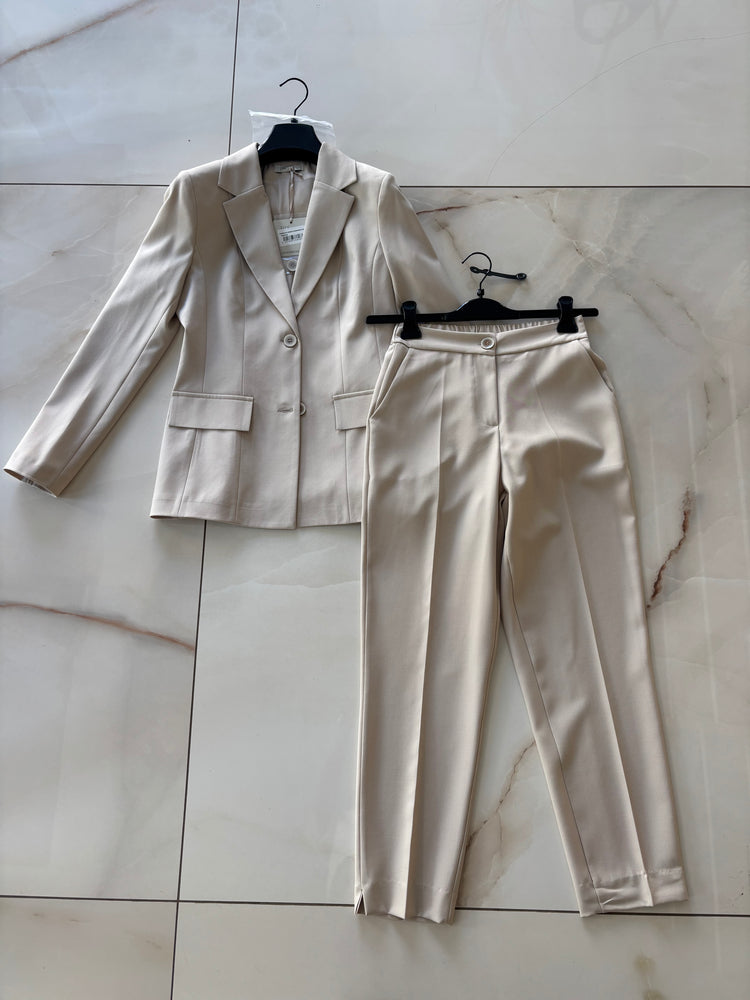 Carmen - Completo con fiocco - Taglio uomo - Beige