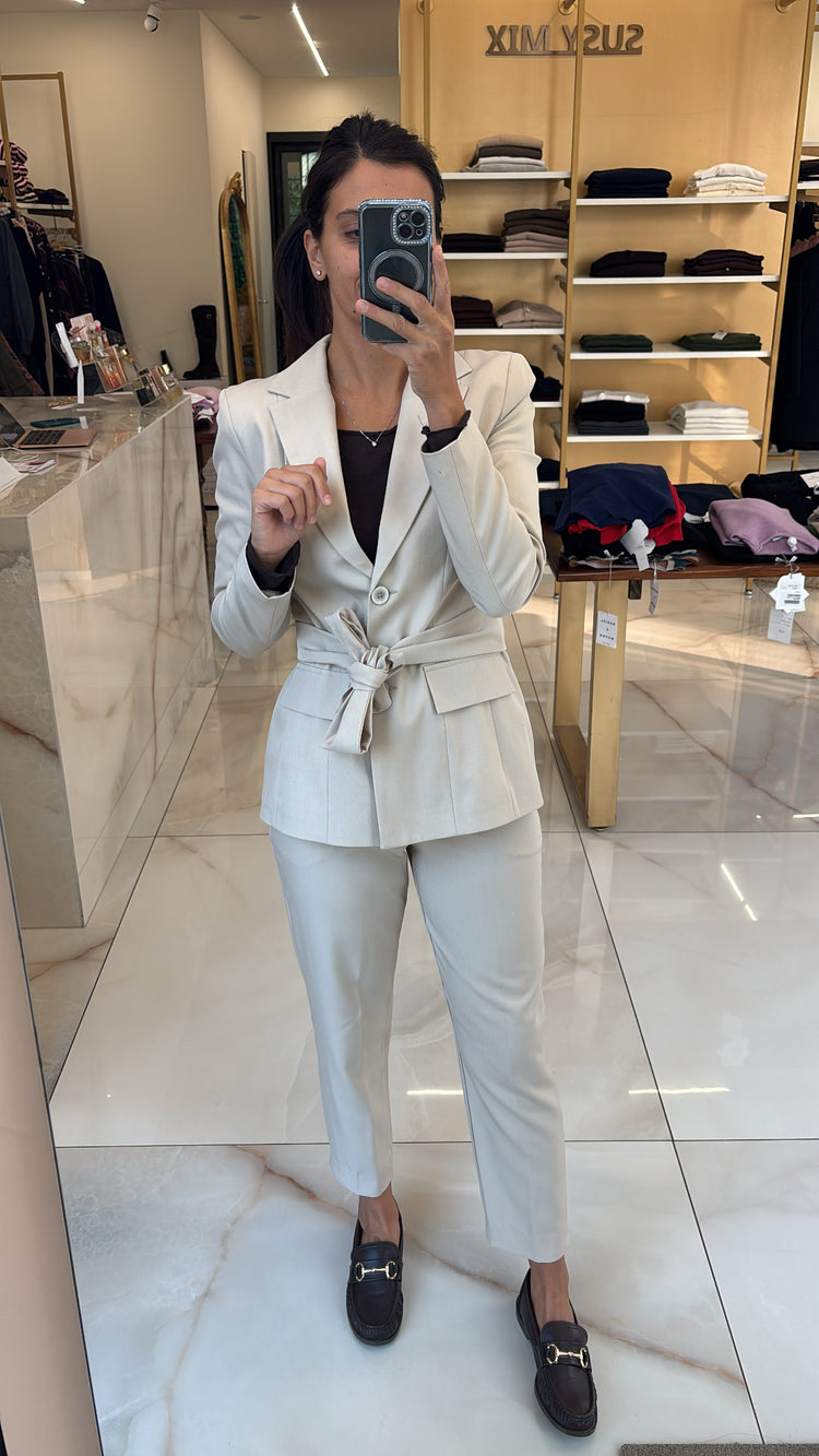 Carmen - Completo con fiocco - Taglio uomo - Beige