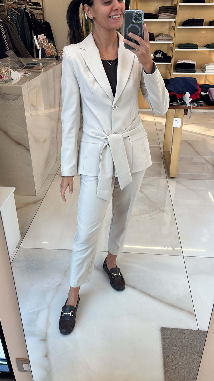 Carmen - Completo con fiocco - Taglio uomo  - Beige