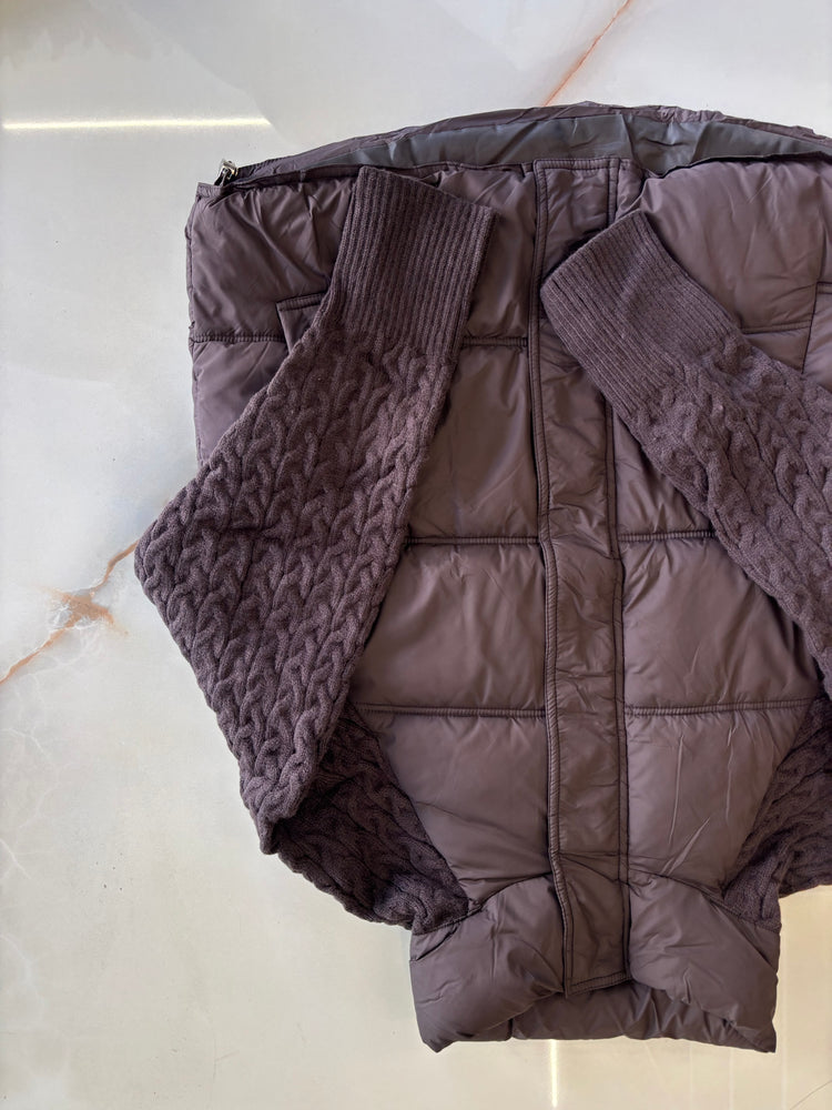 PIUMINO CON MANICHE IN MAGLIA - MARRONE