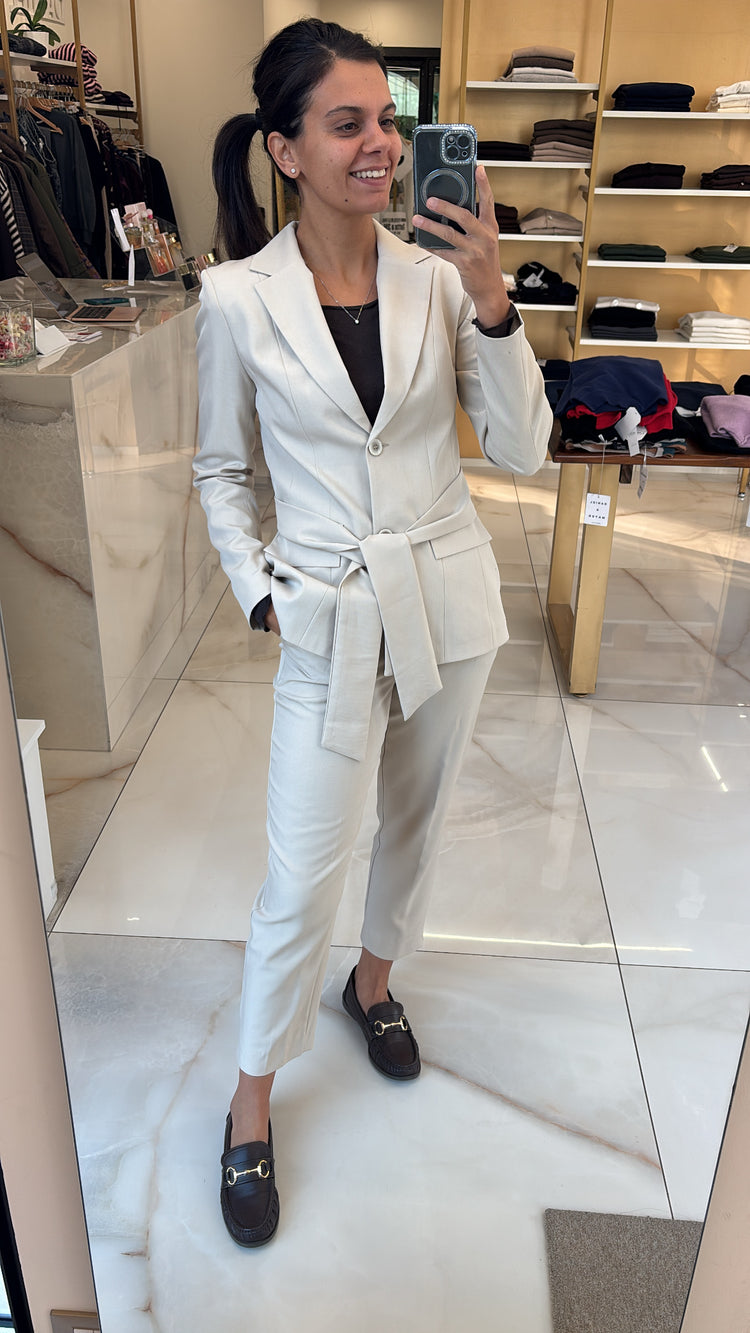 Carmen - Completo con fiocco - Taglio uomo  - Beige