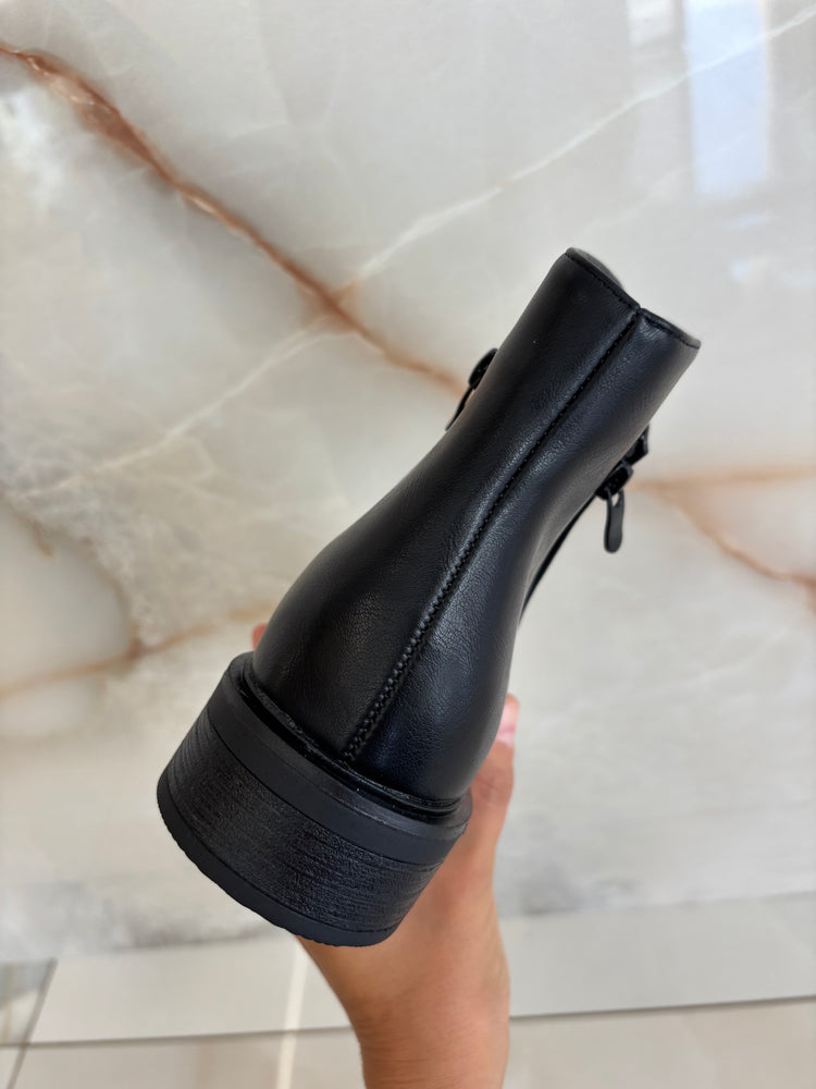 STIVALETTO BASSO ASIMMETRICO - NERO